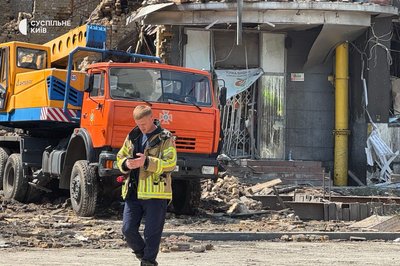 Аварійно-рятувальні роботи у Солом'янському районі Києва призупинили Аварійно-рятувальні роботи у Солом'янському районі Києва призупинили