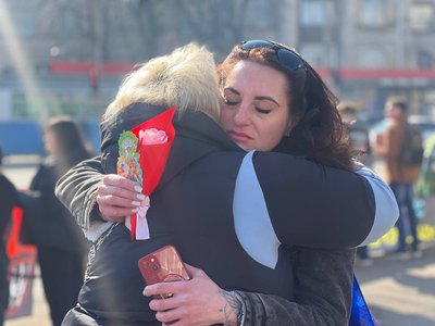 Мирна акція у Вінниці: рідні полонених та зниклих безвісти закликали не забувати про захисників Мирна акція у Вінниці: рідні полонених та зниклих безвісти закликали не забувати про захисників