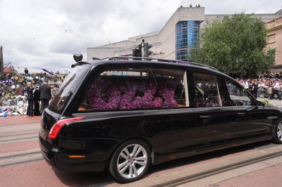 У Бірмінгемі, рідному місті Оззі Осборна, прощаються з легендарним музикантом (ФОТО) У Бірмінгемі, рідному місті Оззі Осборна, прощаються з легендарним музикантом (ФОТО)