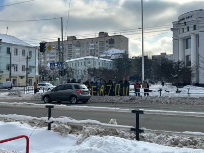 У Хмельницькому люди вийшли на акцію підтримки військовополонених з "Азова"
