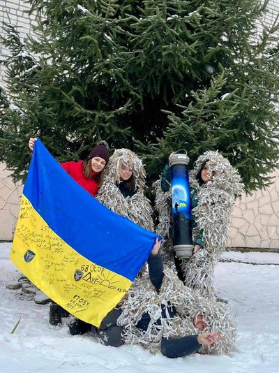 "Поки не закінчиться війна, я не покину волонтерство" — житомирянка плете маскувальні сітки для військових "Поки не закінчиться війна, я не покину волонтерство" — житомирянка плете маскувальні сітки для військових