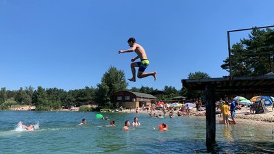 "Вода нагадує наше Азовське море". Блакитні озера на Дніпропетровщині як місце для відпочинку: що там є та як дістатися "Вода нагадує наше Азовське море". Блакитні озера на Дніпропетровщині як місце для відпочинку: що там є та як дістатися