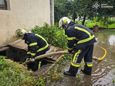 Рятувальники викачують воду із затопленого внаслідок дощу підвалу Рятувальники викачують воду із затопленого внаслідок дощу підвалу