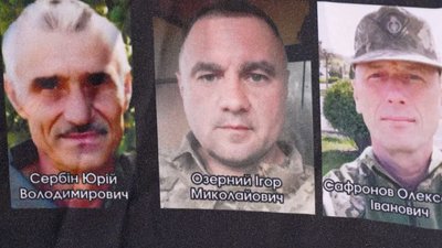 У Кропивницькому вперше розгорнули восьмиметровий банер зі світлинами полонених та зниклих бійців 57 бригади У Кропивницькому вперше розгорнули восьмиметровий банер зі світлинами полонених та зниклих бійців 57 бригади