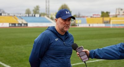 Тренер "Металіста" Андрій Аніщенко на футбольному полі