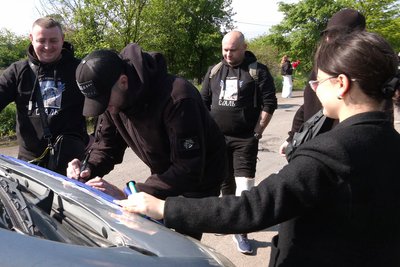 Ветерани підписують прапор для школярів Ветерани підписують прапор для школярів
