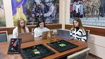 Хмельницькі студенти виготовляють з пластикових кришок горщики, відра та канцелярські підставки Хмельницькі студенти виготовляють з пластикових кришок горщики, відра та канцелярські підставки