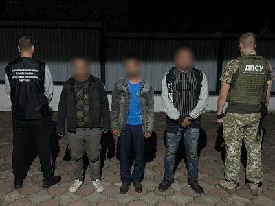 Затримали 10 закарпатців, які хотіли незаконно перетнути державний кордон до Румунії Затримали 10 закарпатців, які хотіли незаконно перетнути державний кордон до Румунії