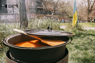 В Одесі готували козацький куліш, щоб зібрати гроші на дрон для ЗСУ В Одесі готували козацький куліш, щоб зібрати гроші на дрон для ЗСУ