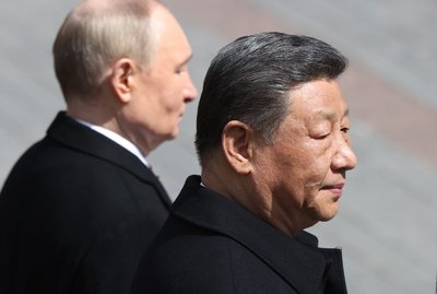 Лідер Китаю Сі Цзіньпін (праворуч) та лідер Росії Володимир Путін на урочистостях 9 травня 2025 року у Москві. Путін тоді прийняв лідера Китаю з чотириденним візитом. Ця поїздка стала вже одинадцятою поїздкою Сі до Росії Лідер Китаю Сі Цзіньпін (праворуч) та лідер Росії Володимир Путін на урочистостях 9 травня 2025 року у Москві. Путін тоді прийняв лідера Китаю з чотириденним візитом. Ця поїздка стала вже одинадцятою поїздкою Сі до Росії