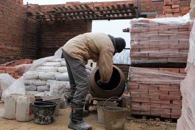 У Кулиничах на Харківщині відновлюють будинок, пошкоджений артобстрілом