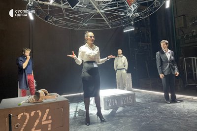 Вчили текст та репетирували з ліхтариками: в одеському театрі готували виставу під час блекаутів Вчили текст та репетирували з ліхтариками: в одеському театрі готували виставу під час блекаутів
