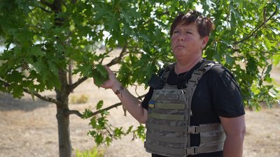 "Мене тримає робота та моя країна". Херсонка Ольга Чупікова після втрати сина й дому знайшла розраду в турботі про місто "Мене тримає робота та моя країна". Херсонка Ольга Чупікова після втрати сина й дому знайшла розраду в турботі про місто