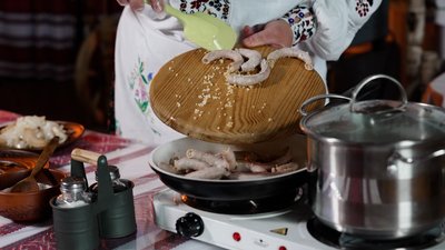 "Кулінарний спадок": як за допомогою веретена готують рубці з кишок у Бабині на Рівненщині "Кулінарний спадок": як за допомогою веретена готують рубці з кишок у Бабині на Рівненщині