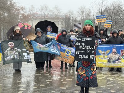 Люди під час хвилини мовчання у Миколаєві