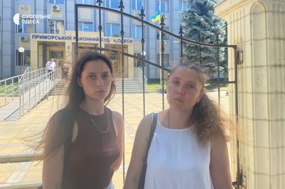 В Одесі відправили до СІЗО чоловіка, який прокатав працівників ТЦК на капоті автівки В Одесі відправили до СІЗО чоловіка, який прокатав працівників ТЦК на капоті автівки
