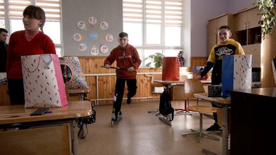 "Радий, що моя мрія здійснилася": вихованці спецшколи на Вінниччині отримали подарунки до Різдва "Радий, що моя мрія здійснилася": вихованці спецшколи на Вінниччині отримали подарунки до Різдва