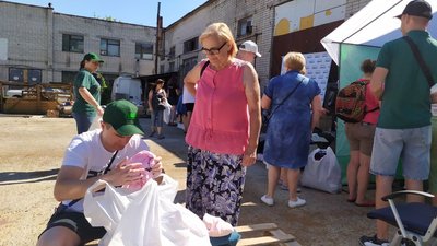 Понад дві сотні наборів: у Черкасах волонтери роздали продукти переселенцям Понад дві сотні наборів: у Черкасах волонтери роздали продукти переселенцям