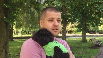 Хмельничанин Євген вийшов на прогулянку в парк зі своїм собакою Хмельничанин Євген вийшов на прогулянку в парк зі своїм собакою