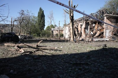 Дев'ять загиблих та потрощені будинки. Фоторепортаж з місця удару РФ по Дніпру