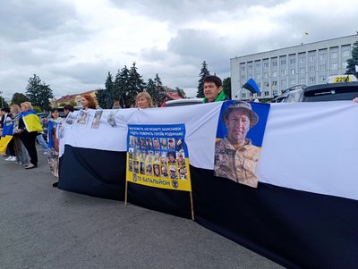 "Не мовчи. Полон вбиває!": у Бердичеві в День Незалежності провели акцію на підтримку полонених захисників України "Не мовчи. Полон вбиває!": у Бердичеві в День Незалежності провели акцію на підтримку полонених захисників України