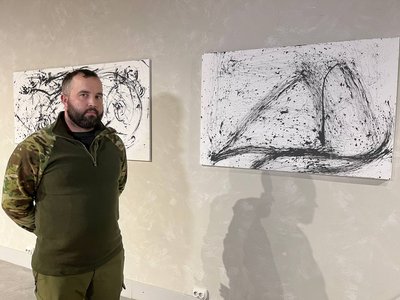 АРТпостріл: у Луцьку відкрили виставку робіт військових та їх сімей, створених за 10 років арттерапії АРТпостріл: у Луцьку відкрили виставку робіт військових та їх сімей, створених за 10 років арттерапії