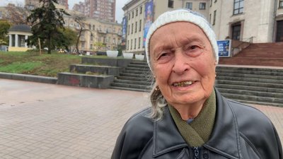 У столиці демонтують радянську зірку на обеліску міста-героя Києва У столиці демонтують радянську зірку на обеліску міста-героя Києва