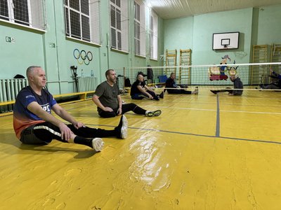 Ветерани у Полтаві приносять зарядну станцію, аби мати тренування з волейболу сидячи Ветерани у Полтаві приносять зарядну станцію, аби мати тренування з волейболу сидячи