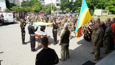 У Мукачеві попрощалися з померлим захисником Анатолієм Гунченком У Мукачеві попрощалися з померлим захисником Анатолієм Гунченком