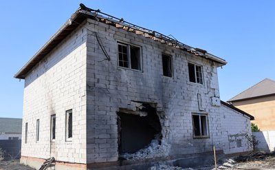 Внаслідок удару "шахеда" в стіні приватного будинку з’явилася велика діра Внаслідок удару "шахеда" в стіні приватного будинку з’явилася велика діра