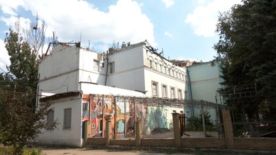 Життя люди ситуація пошкоджені будинки руйнування прифронтове зруйнована будівля будинку культури Курахове Донецька область Життя люди ситуація пошкоджені будинки руйнування прифронтове зруйнована будівля будинку культури Курахове Донецька область