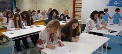 У Херсонському районі учні, вчителі та батьки разом писали радіодиктант національної єдності У Херсонському районі учні, вчителі та батьки разом писали радіодиктант національної єдності