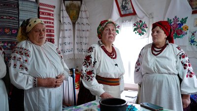 Обряд сукання весільної свічки зберігають жительки села на Житомирщині Обряд сукання весільної свічки зберігають жительки села на Житомирщині