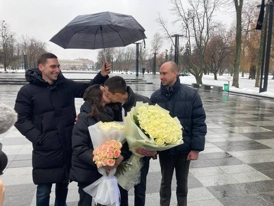 Молодята, які одружилися через "Дію" у центрі Харкова, 14 лютого 2026 року