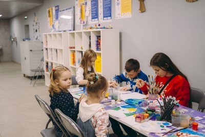 Діти малюють у центрі на Харківщині