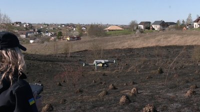 Рятувальники за допомоги квадрокоптера встановлюють площу пожежі Рятувальники за допомоги квадрокоптера встановлюють площу пожежі