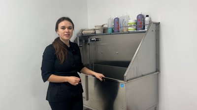 У місті на Рівненщині 21-річна грумерка за грантові кошти відкрила салон для тварин
