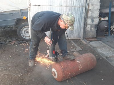 На Миколаївщині волонтер робить із газових балонів буржуйки для військових