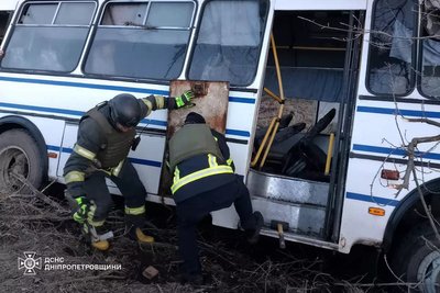 На Нікопольщині автобус із пасажирами врізався в дерево: поранено 14 людей На Нікопольщині автобус із пасажирами врізався в дерево: поранено 14 людей