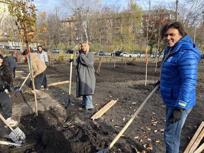 У Києві висадили сакури на підтримку жінок, які постраждали від насильства У Києві висадили сакури на підтримку жінок, які постраждали від насильства
