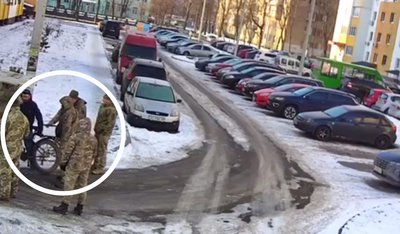 У Харкові чоловіки у військовій формі напали на велосипедиста 25 лютого 2025 року У Харкові чоловіки у військовій формі напали на велосипедиста 25 лютого 2025 року