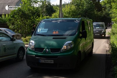 Спецтранспорт на місці обстрілу чекає щоб забрати тіла загиблих на Київщина, 24 липня 2026 року. РФ атакувала балістичними ракетами приватний полігон на Київщині, де перебували представники ОПК Спецтранспорт на місці обстрілу чекає щоб забрати тіла загиблих на Київщина, 24 липня 2026 року. РФ атакувала балістичними ракетами приватний полігон на Київщині, де перебували представники ОПК