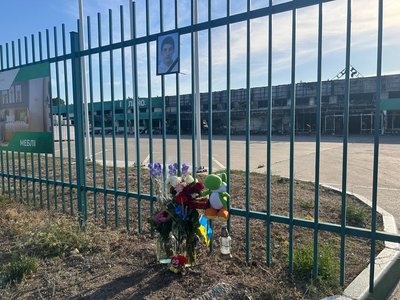 Удар РФ по магазину у Павлограді: містяни приносять квіти до місця загибелі підлітка Удар РФ по магазину у Павлограді: містяни приносять квіти до місця загибелі підлітка