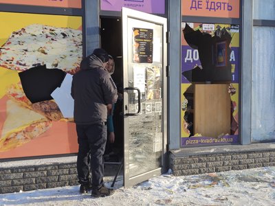 Пошкоджені павільйони через влучання по ринку в Слобідському районі Харкова Пошкоджені павільйони через влучання по ринку в Слобідському районі Харкова