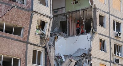 Перший під'їзд демонтують: у Дніпрі тривають роботи у багатоповерхівці, куди влучив «шахед» Перший під'їзд демонтують: у Дніпрі тривають роботи у багатоповерхівці, куди влучив «шахед»