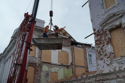 У Сумах демонтують частину пошкодженого ракетною атакою корпусу СумДУ
