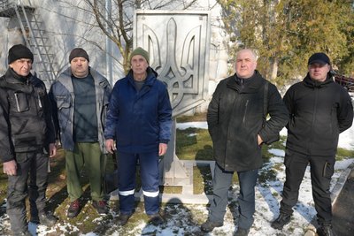 Вцілілі тризуби: як з-під руїн Херсонської ОДА комунальники дістали державні символи Вцілілі тризуби: як з-під руїн Херсонської ОДА комунальники дістали державні символи