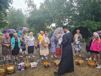 Конфлікт між вірянами ПЦУ та УПЦ у селі Старосільці на Житомирщині: священнослужіння біля закритого храму Конфлікт між вірянами ПЦУ та УПЦ у селі Старосільці на Житомирщині: священнослужіння біля закритого храму