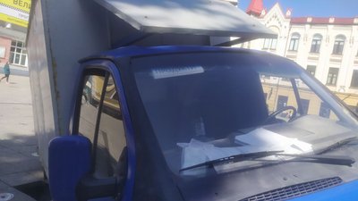 В центрі Житомира вантажівка проломила плити на пішохідному фонтані: що сталося
