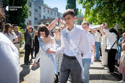 "Наш заклад двічі постраждав": в одному з ліцеїв Одеси пролунав останній дзвоник "Наш заклад двічі постраждав": в одному з ліцеїв Одеси пролунав останній дзвоник
